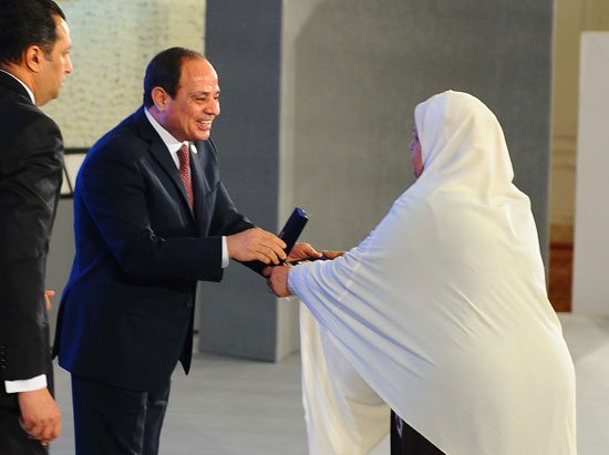 الرئيس السيسى يكرم المرأة المصرية فى عيد الأم (6)