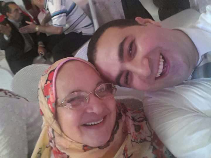 أمير إبراهيم مع والدته نادية على