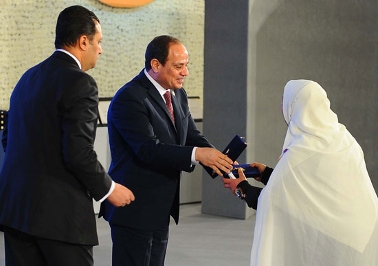 الرئيس السيسى يكرم المرأة المصرية فى عيد الأم (3)