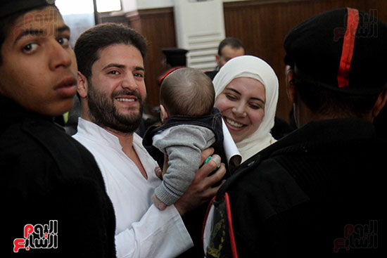 نجل محمد مرسى وزوجته داخل القاعة