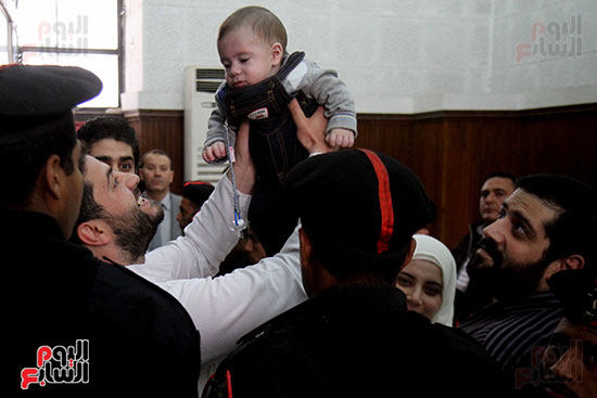 أسامة محمد مرسى يداعب نجله وسط الأهالى فى المحكمة