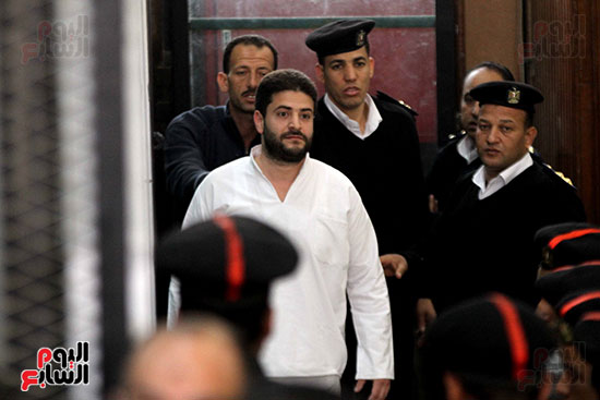 نجل محمد مرسى داخل المحكمة