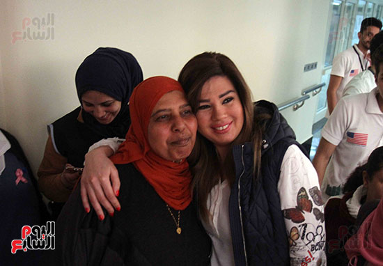 رانيا فريد شوقى فى زياره لمستشفى بهية (3)