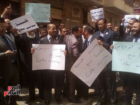 المحامون يحملون لافتة الحرية للمحامين
