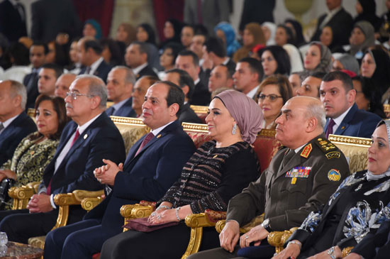 الرئيس السيسى يكرم المرأة المصرية فى عيد الأم (2)