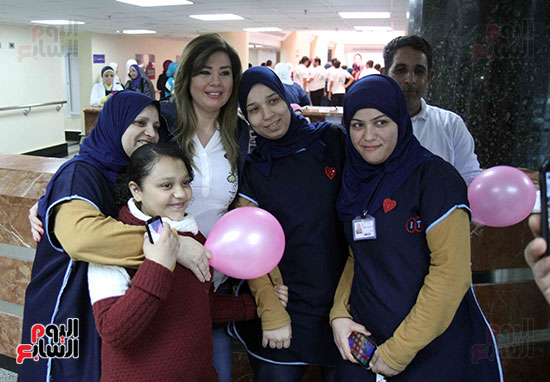 رانيا فريد شوقى فى زياره لمستشفى بهية (4)