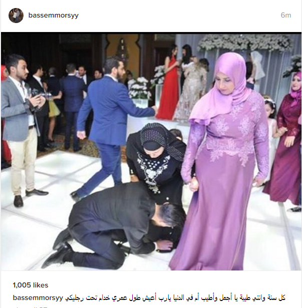 باسم مرسى يقبل قدم والدته