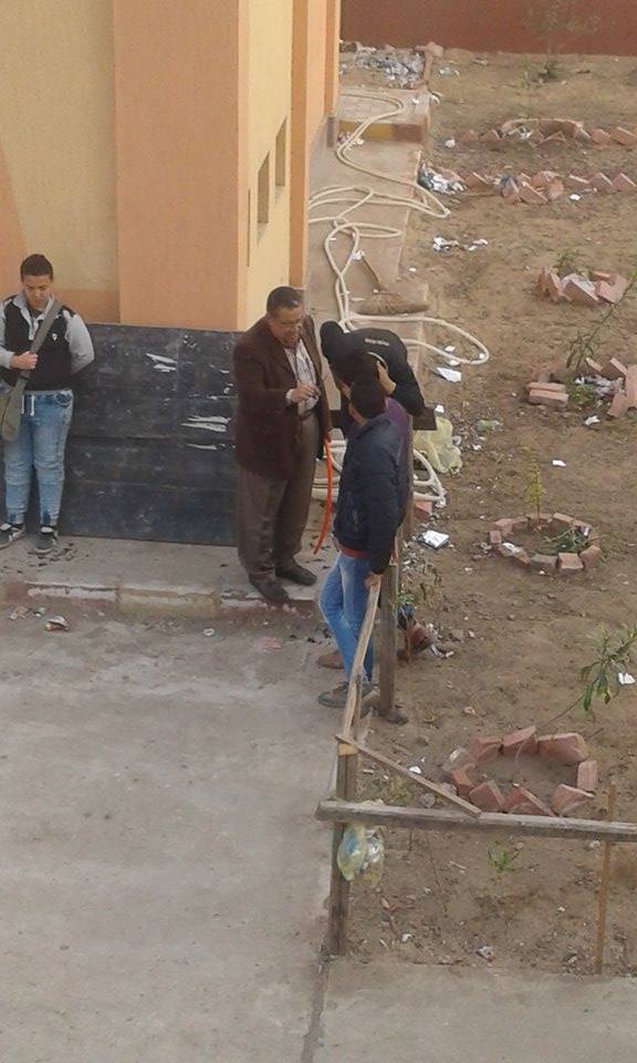 المدرس يعاقب التلاميذ بقص شعرهم