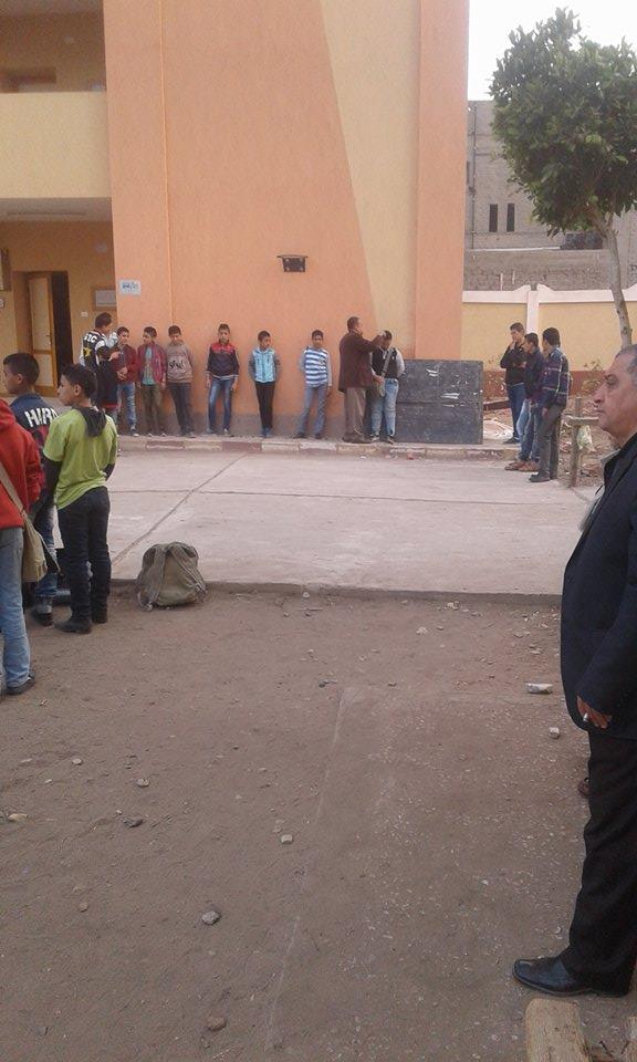 المدرس يعاقب التلاميذ بقص شعرهم (2)