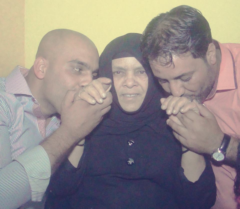 مصطفى النادى وشقيقه مع والدتهما