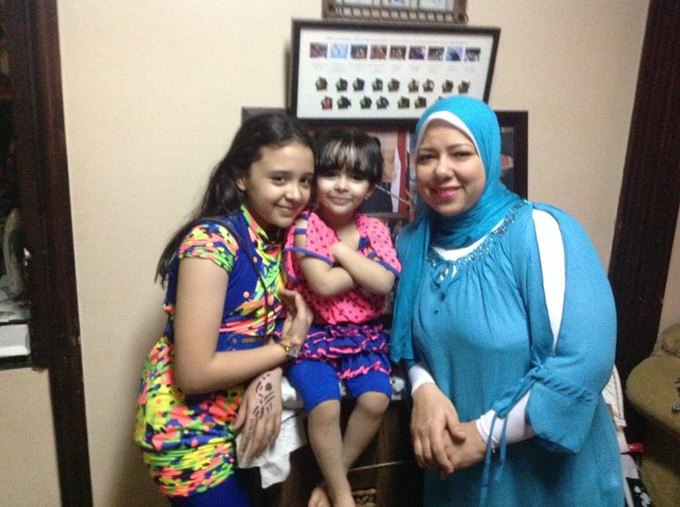 فاطمة عمر مع بناتها