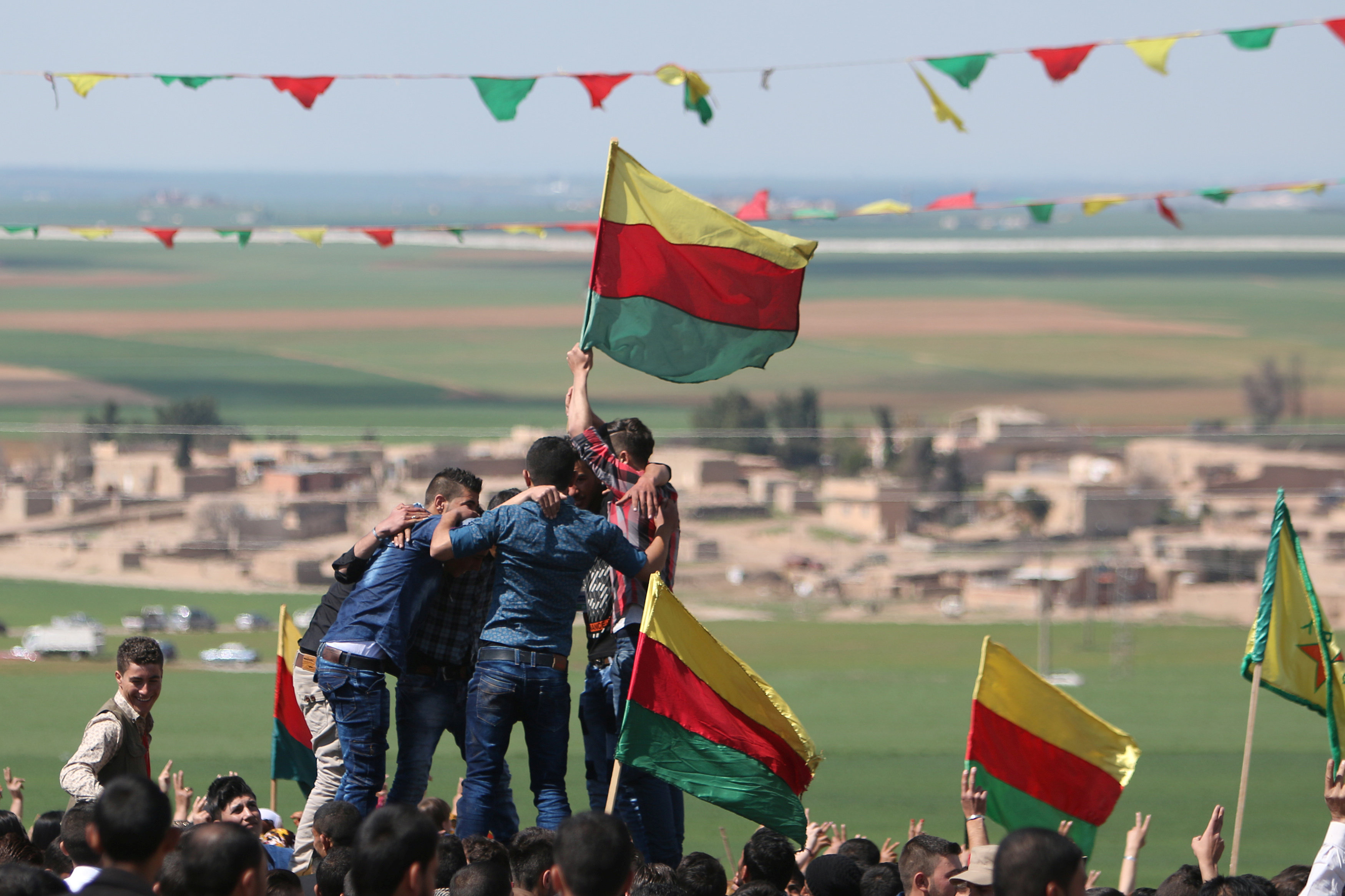 الأعلام الكردية تظهر في الاحتفالات