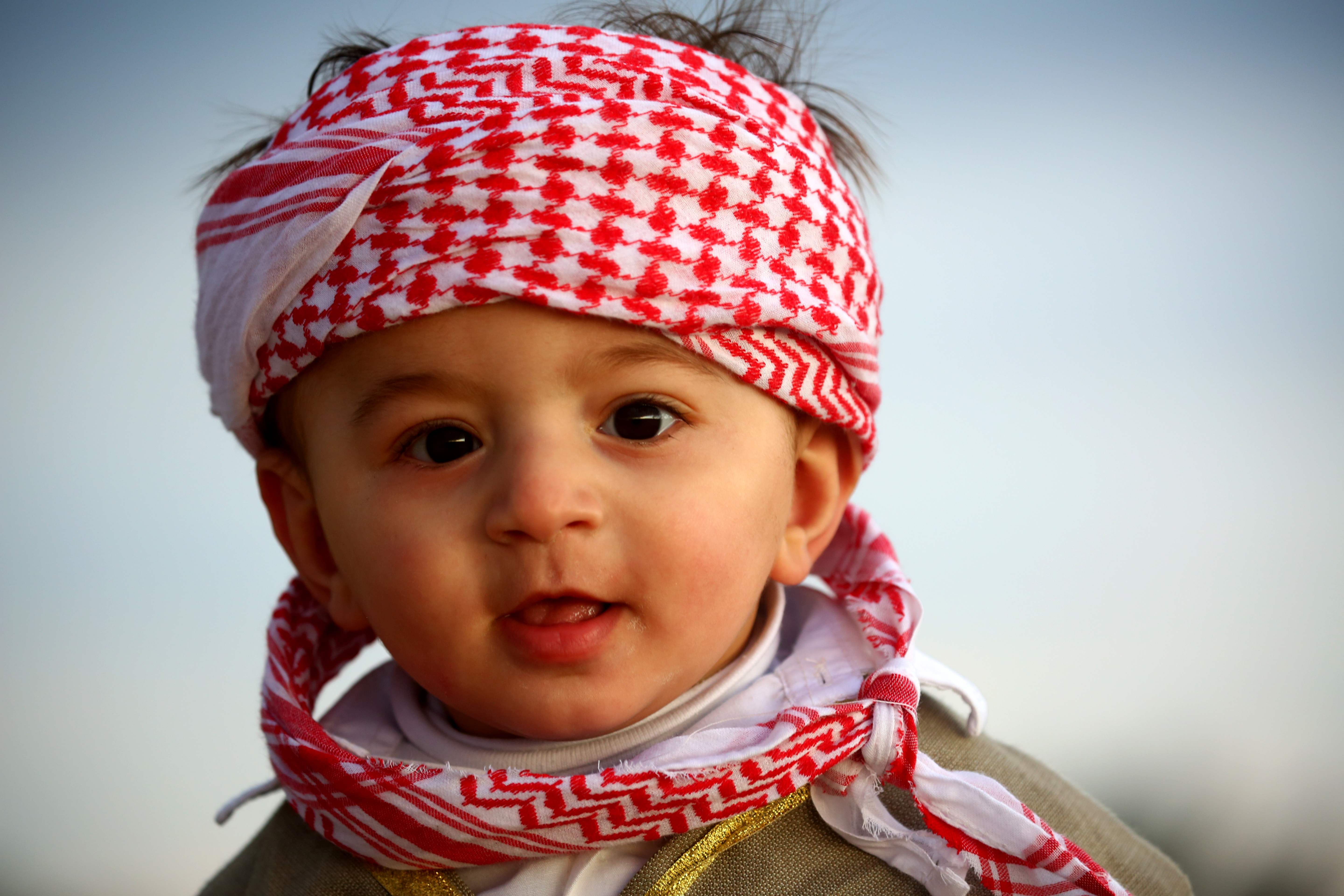 طفل كردي يشارك في الاحتفالات