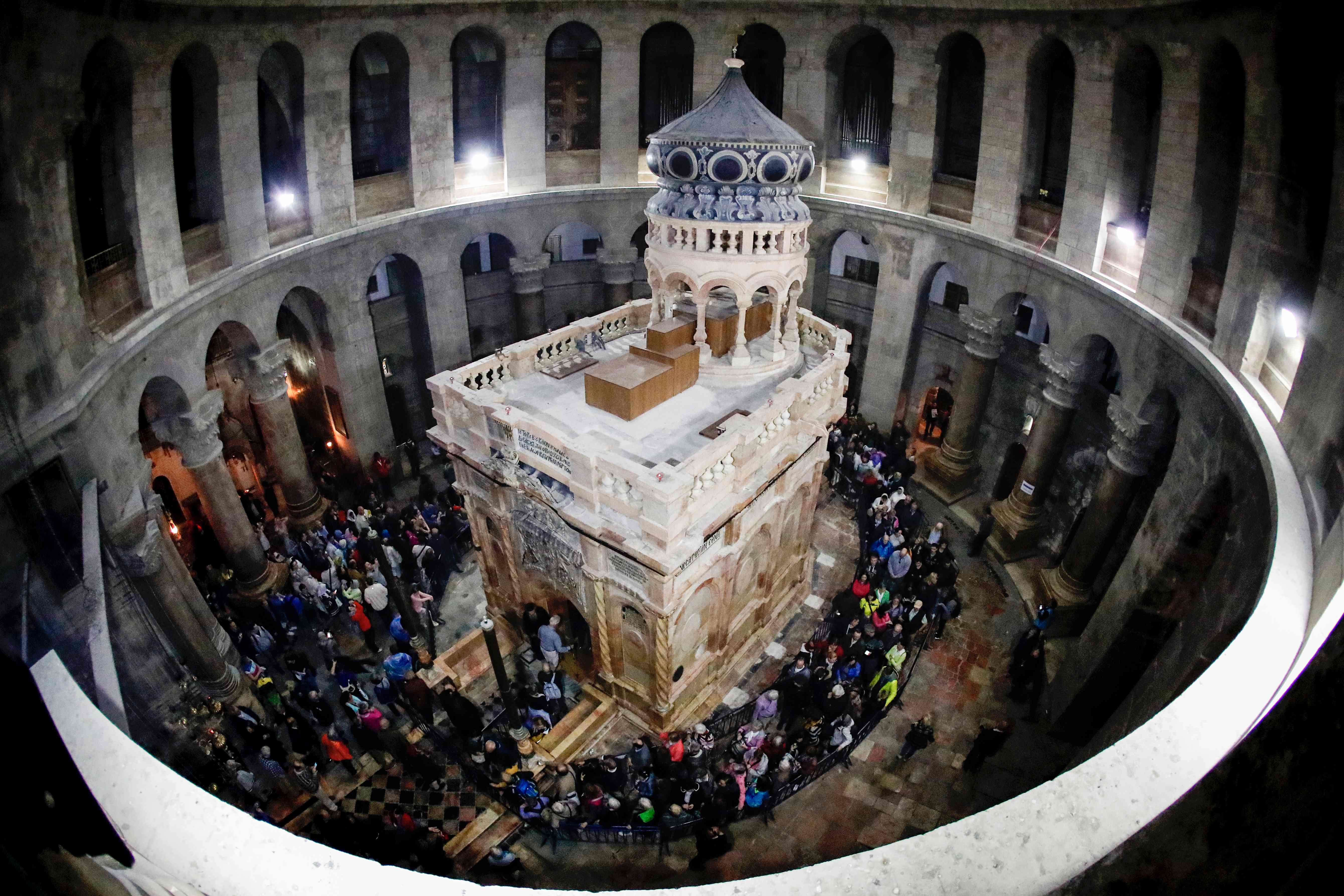 Храм в иерусалиме. Храм гроба Господня в Иерусалиме. Кувуклия в храме гроба Господня в Иерусалиме. Храм Воскресения Христова (храм гроба Господня). Храм Господень в Иерусалиме Кувуклия.