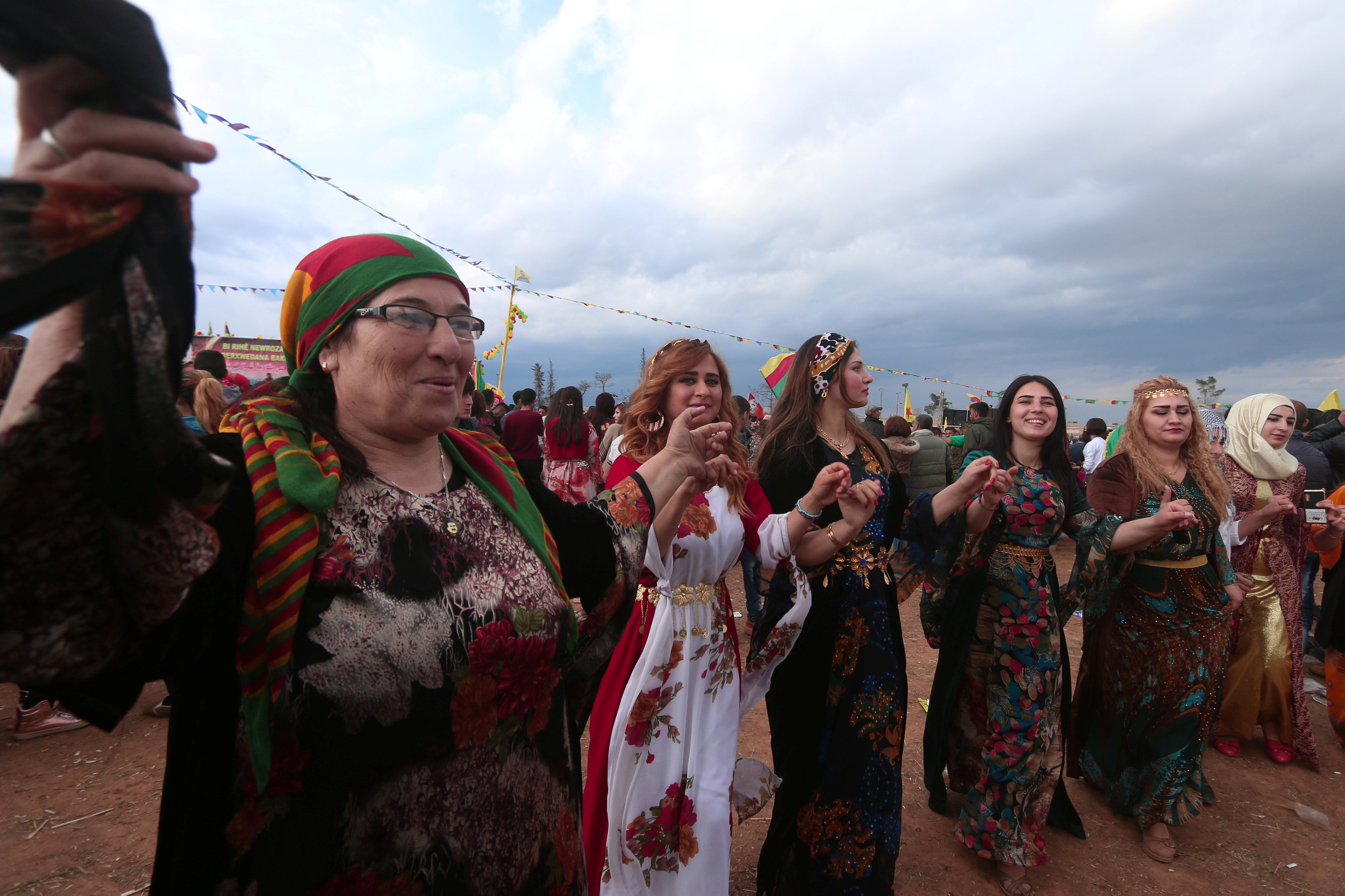 نساء كرديات يرتدون ملابس تقليدية