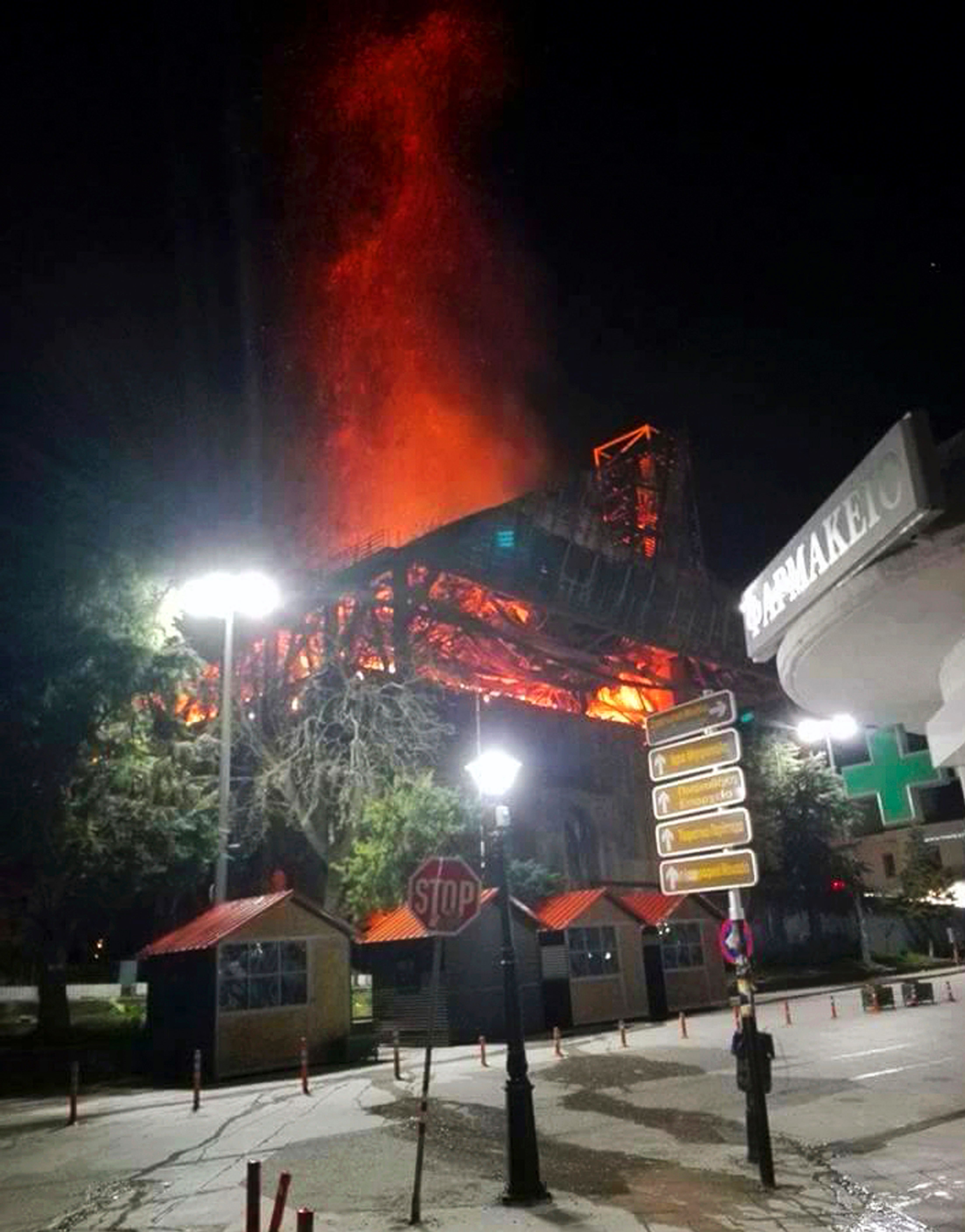 حريق ضخم يدمر مسجدا أثريا فى اليونان (2)