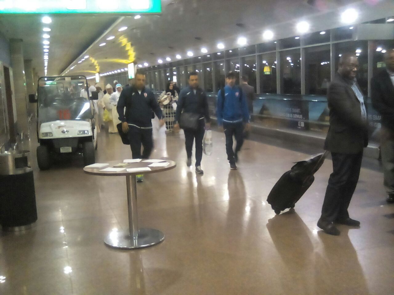 لحظة وصول الفريق الى المطار