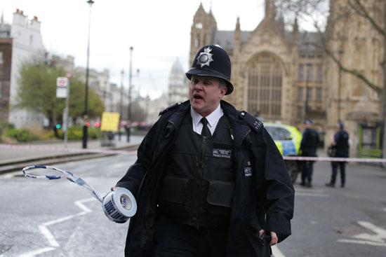 اصابة 12 شخصا فى انفجار خارج البرلمان البريطانى والشرطة تغلق المبنى  (3)
