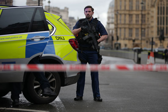 اصابة 12 شخصا فى انفجار خارج البرلمان البريطانى والشرطة تغلق المبنى  (2)