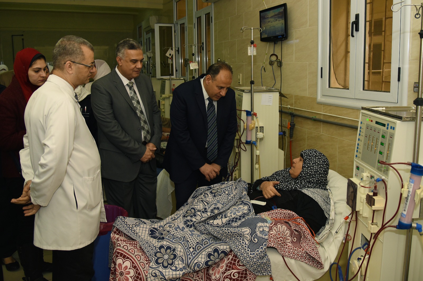 محافظ الإسكندرية يتفقد مستشفى شرق المدينة  (2)