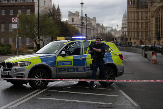 اصابة 12 شخصا فى انفجار خارج البرلمان البريطانى والشرطة تغلق المبنى  (1)