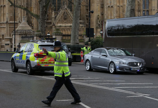 اصابة 12 شخصا فى انفجار خارج البرلمان البريطانى والشرطة تغلق المبنى  (4)