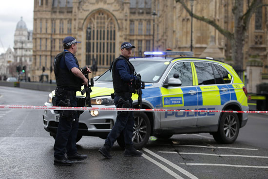اصابة 12 شخصا فى انفجار خارج البرلمان البريطانى والشرطة تغلق المبنى  (5)