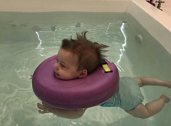 الطفل مستمتع بالماء والسباحة