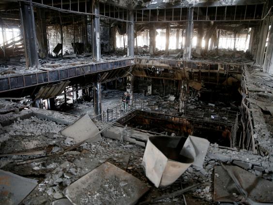 ا مكتبة جامعة الموصل بعد حرقها فى معارك لداعش - رويترز