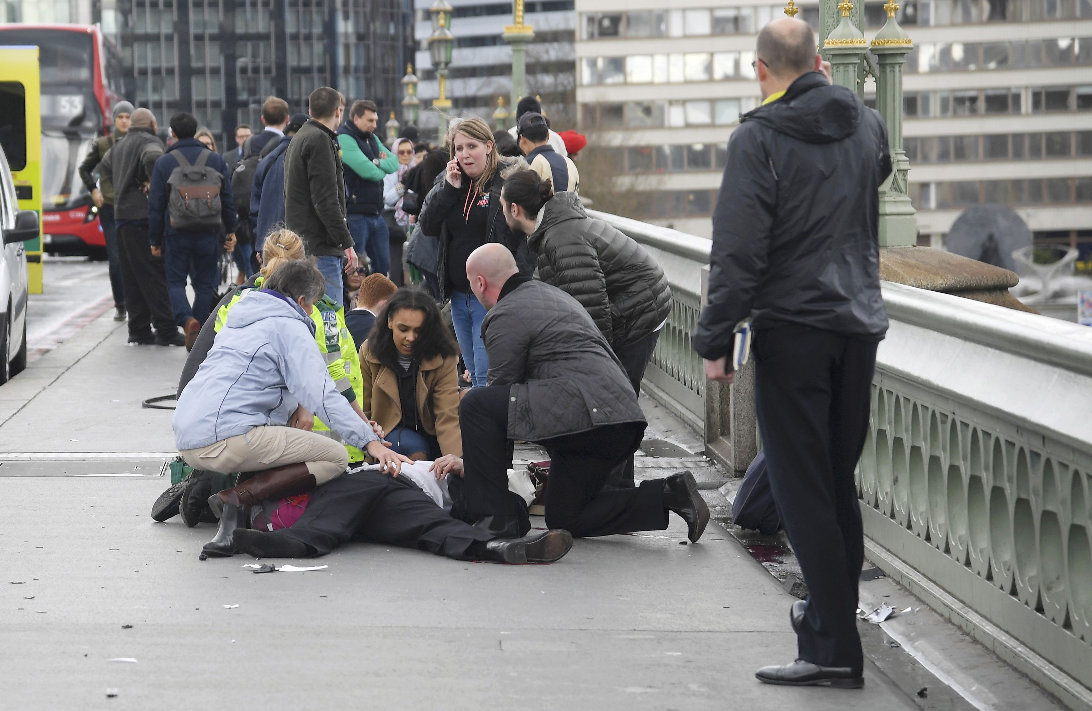 ضحايا حادث البرلمان البريطانى على رصيف جسر ويستمنستر (15)