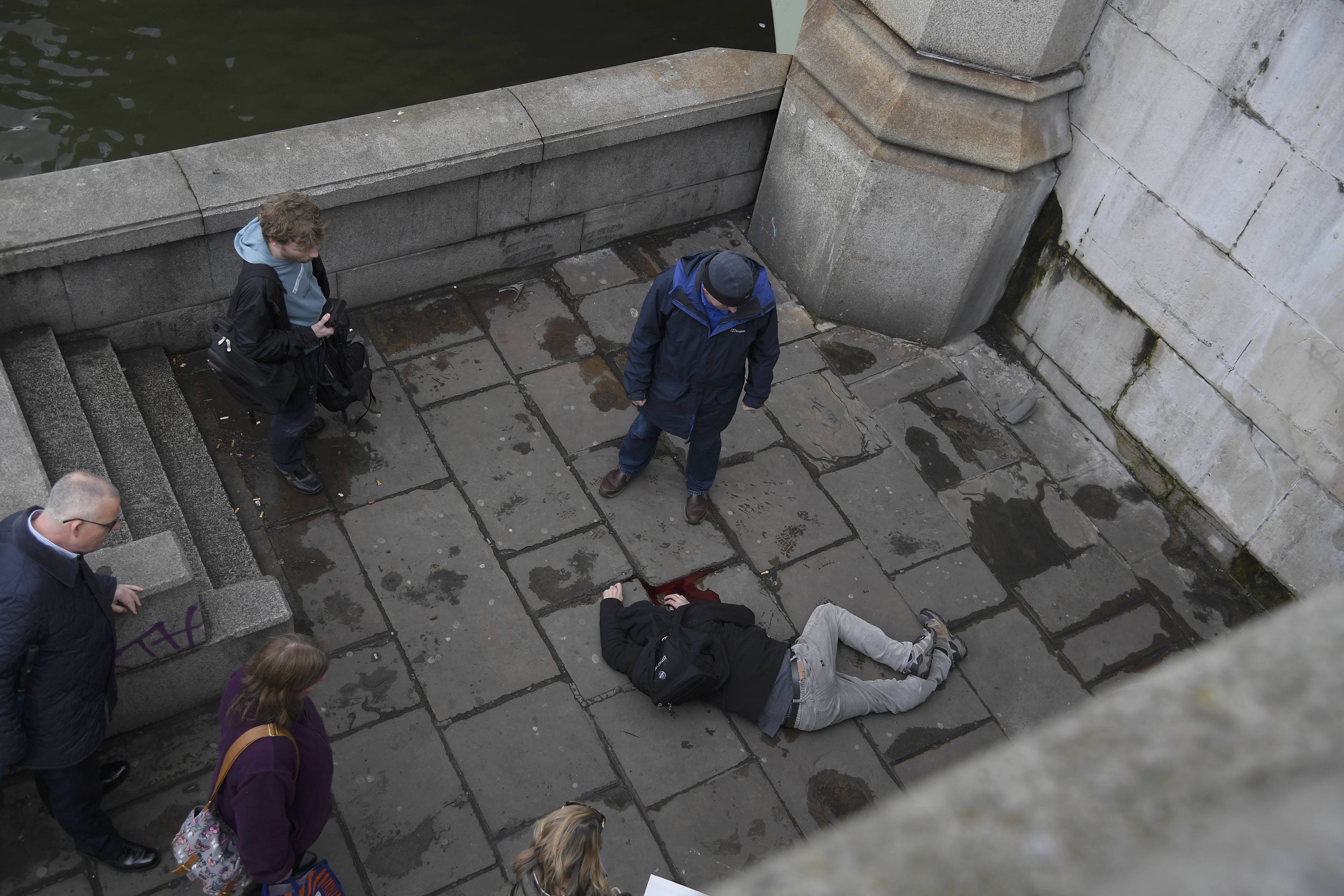 ضحايا حادث البرلمان البريطانى على رصيف جسر ويستمنستر (1)