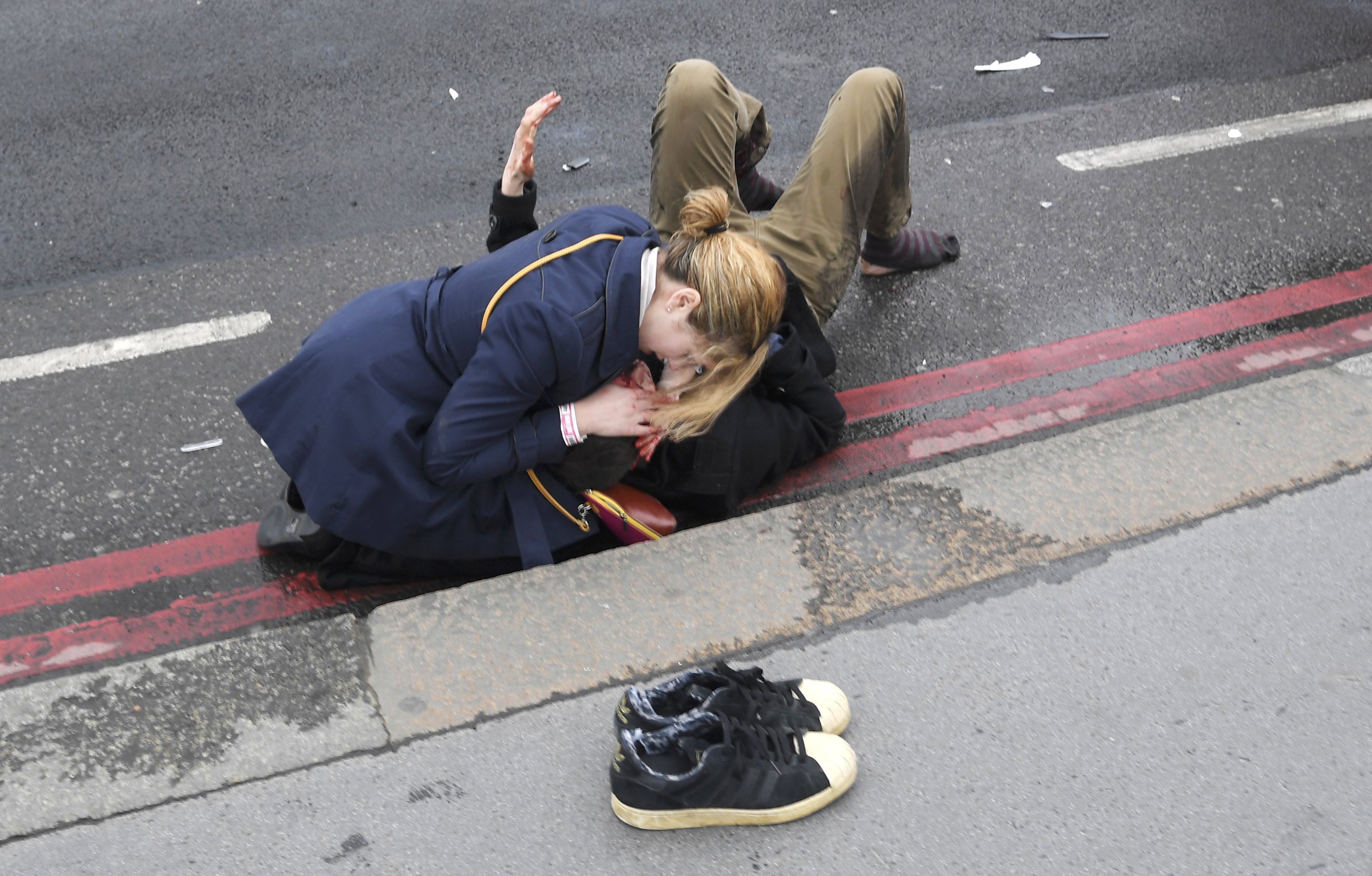 ضحايا حادث البرلمان البريطانى على رصيف جسر ويستمنستر (11)