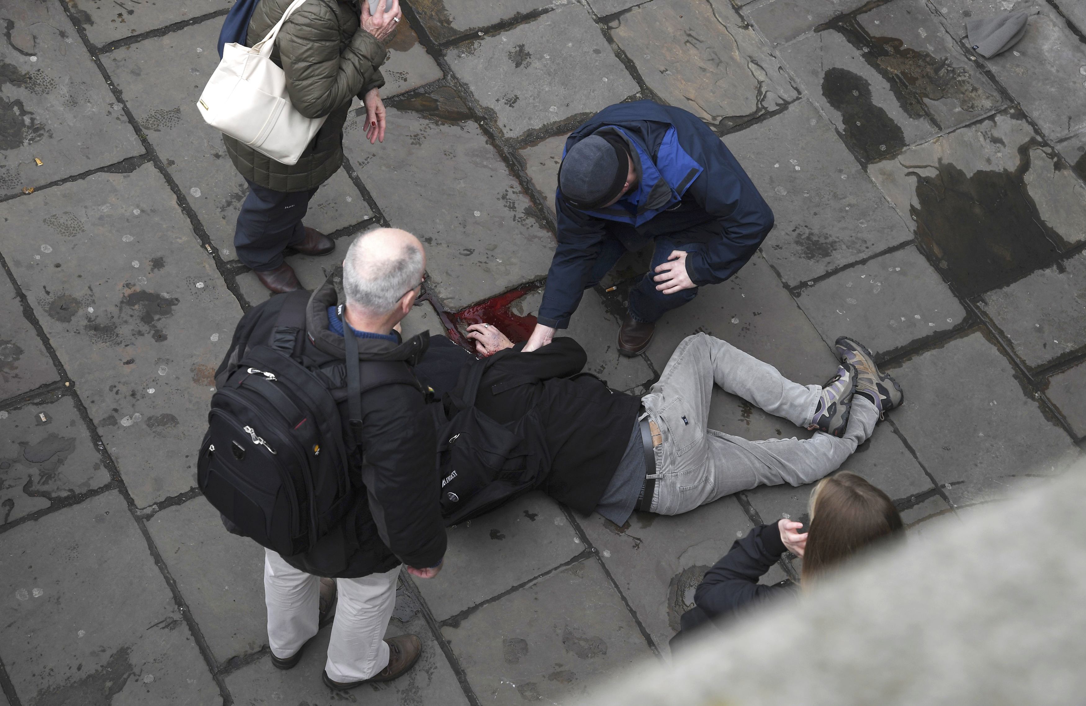 ضحايا حادث البرلمان البريطانى على رصيف جسر ويستمنستر (19)