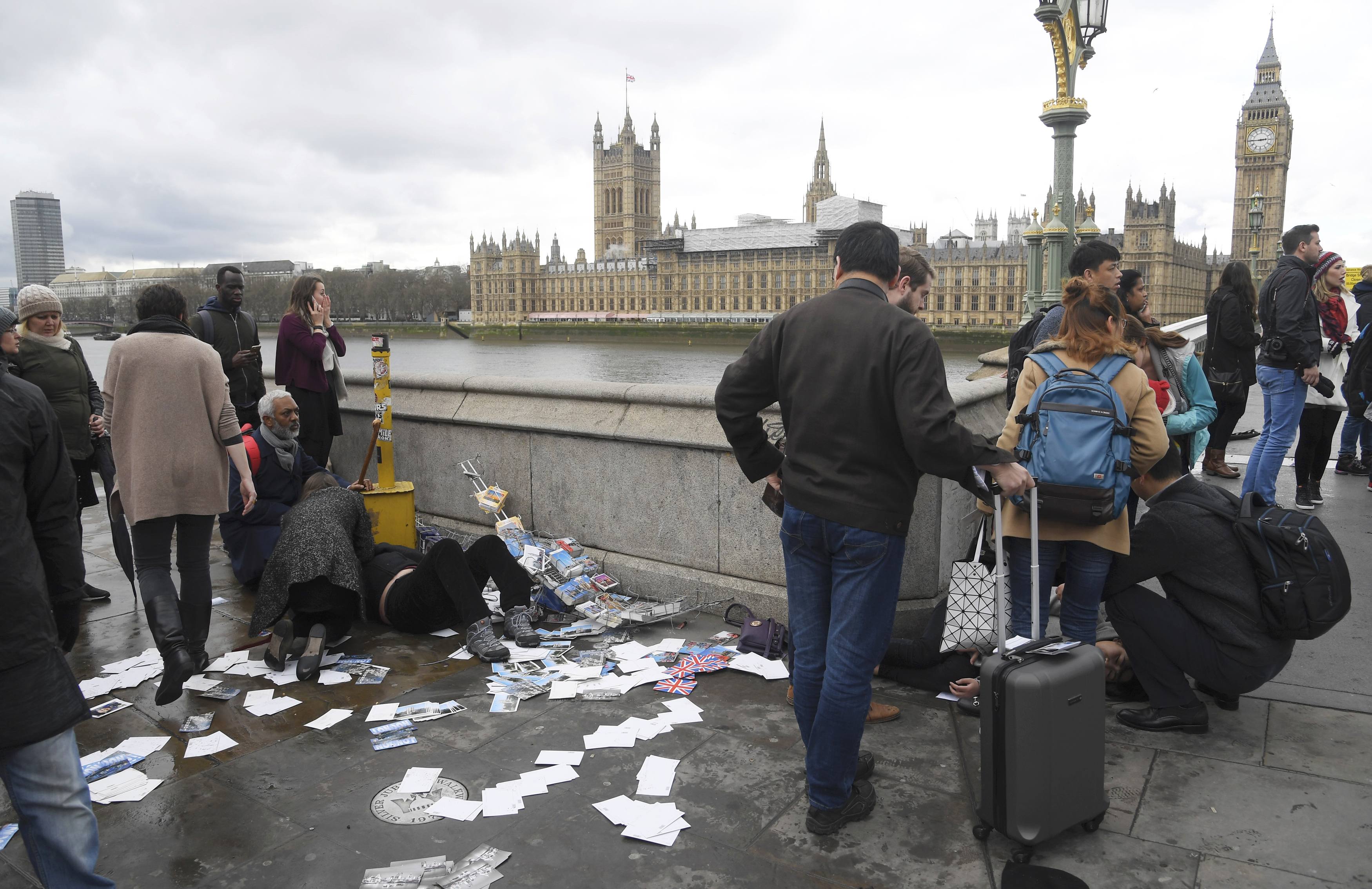 ضحايا حادث البرلمان البريطانى على رصيف جسر ويستمنستر (18)