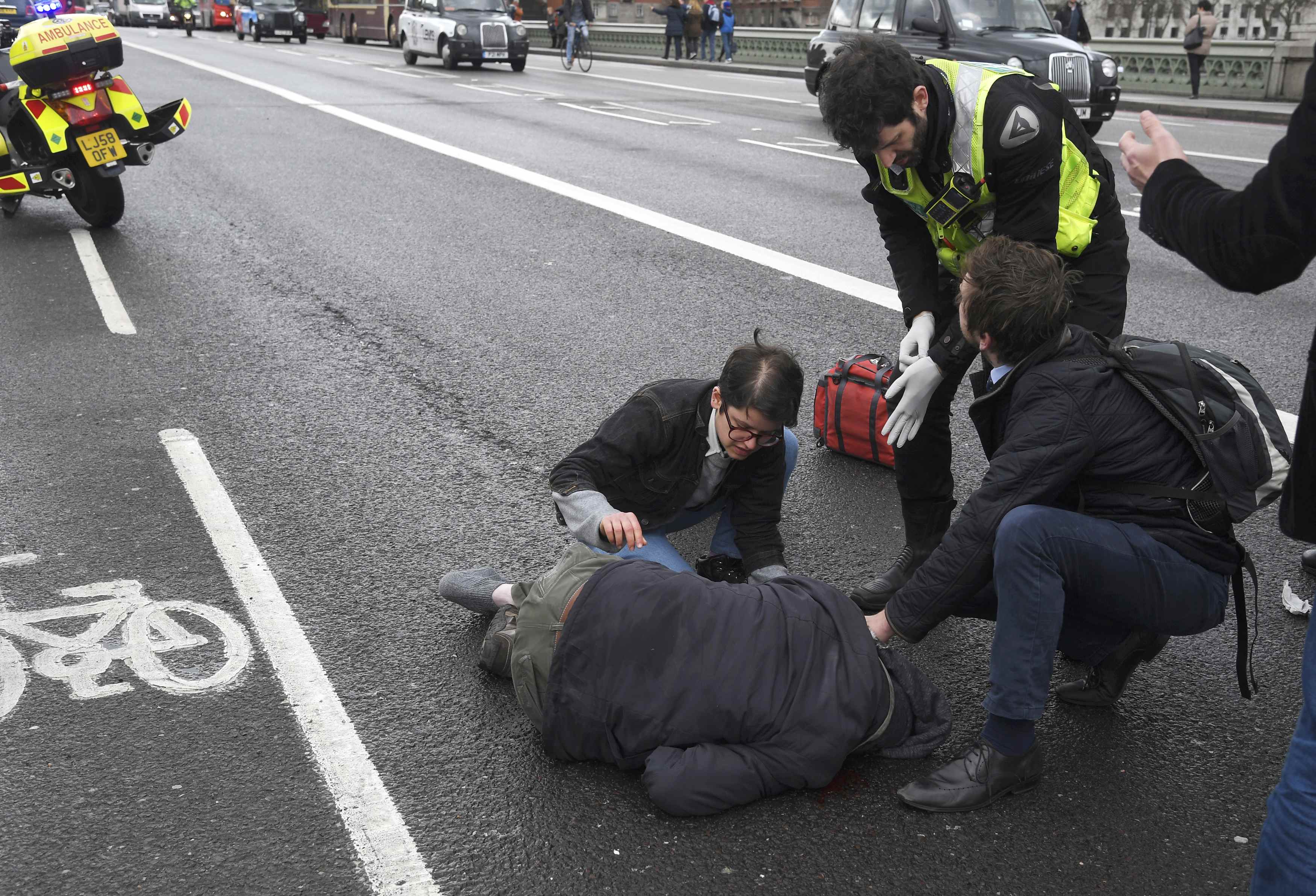 ضحايا حادث البرلمان البريطانى على رصيف جسر ويستمنستر (21)