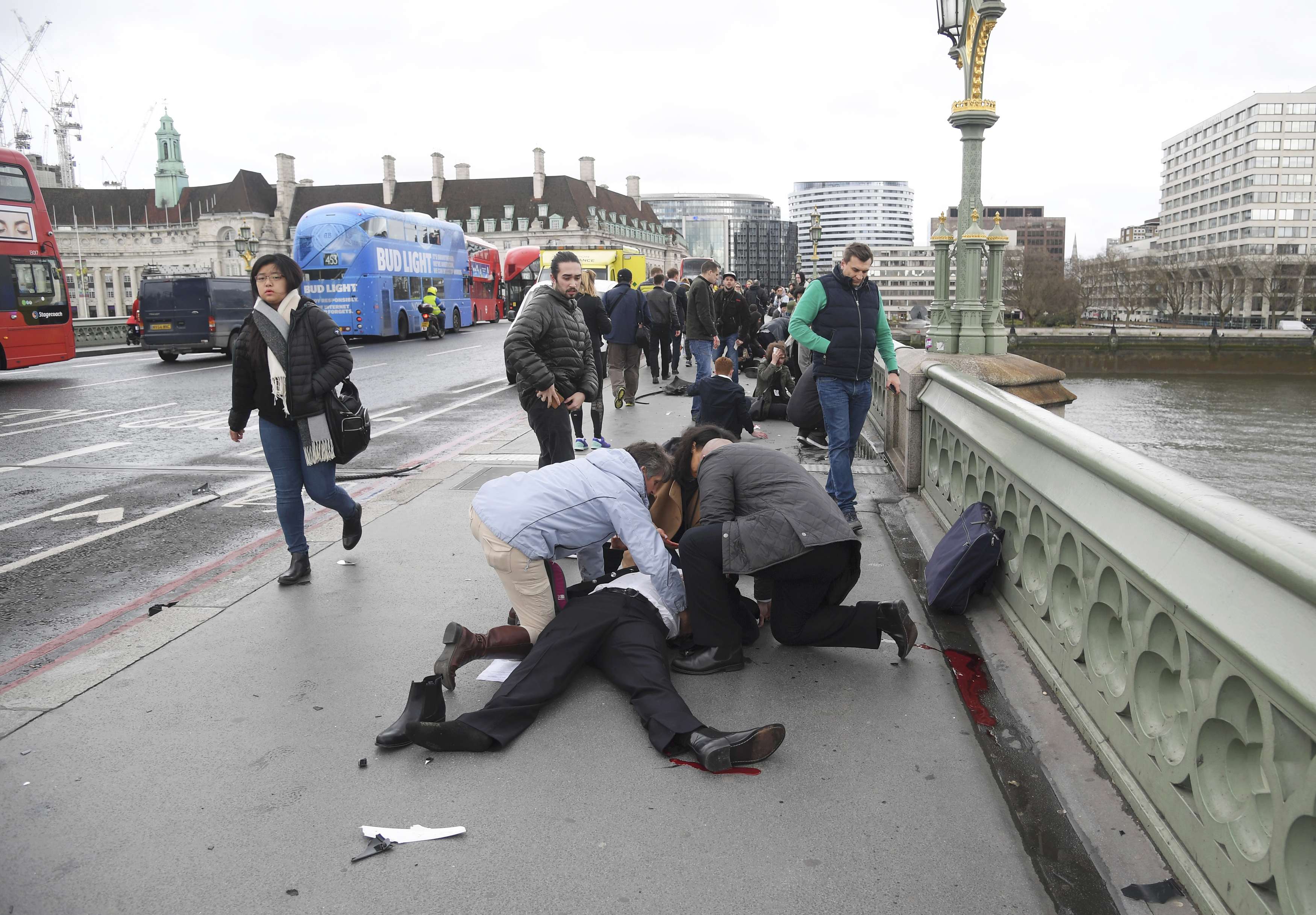 ضحايا حادث البرلمان البريطانى على رصيف جسر ويستمنستر (10)