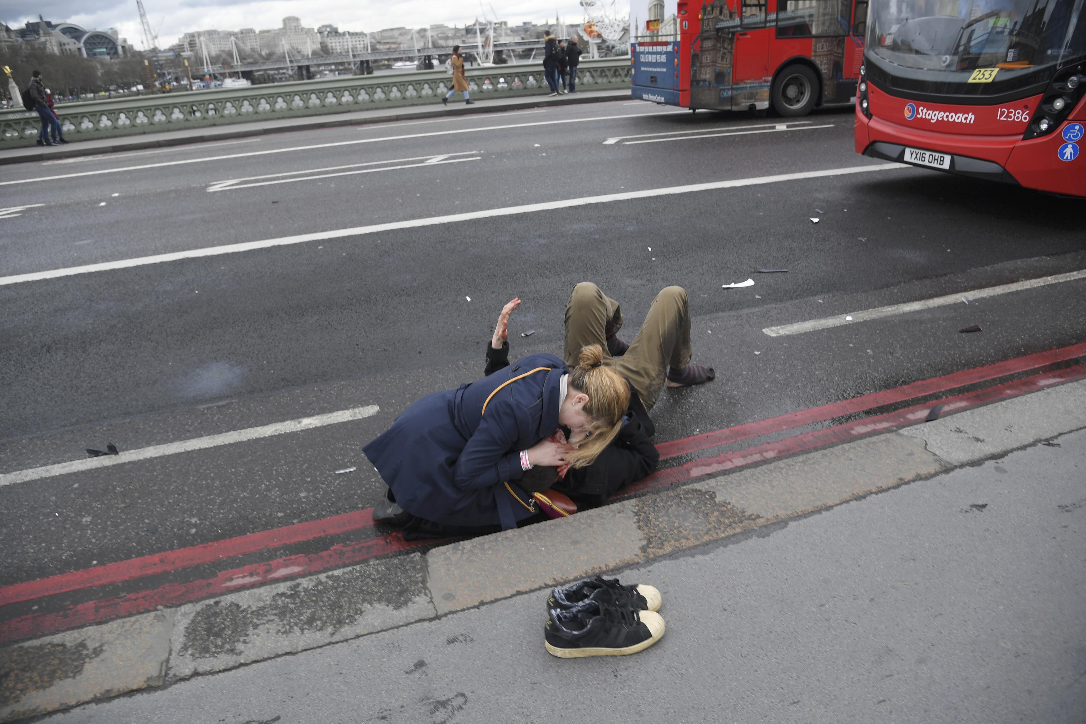 ضحايا حادث البرلمان البريطانى على رصيف جسر ويستمنستر (5)