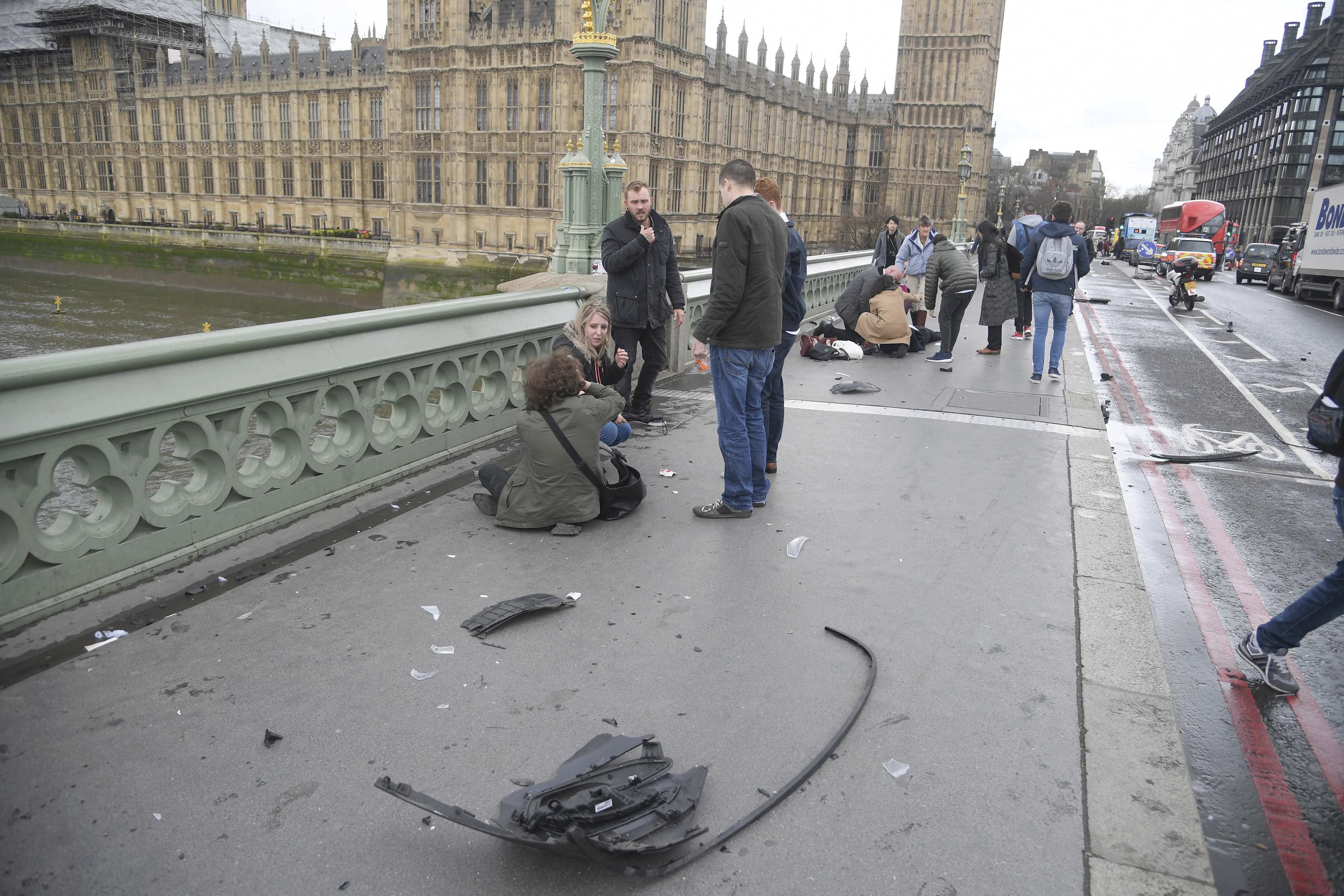 ضحايا حادث البرلمان البريطانى على رصيف جسر ويستمنستر (6)
