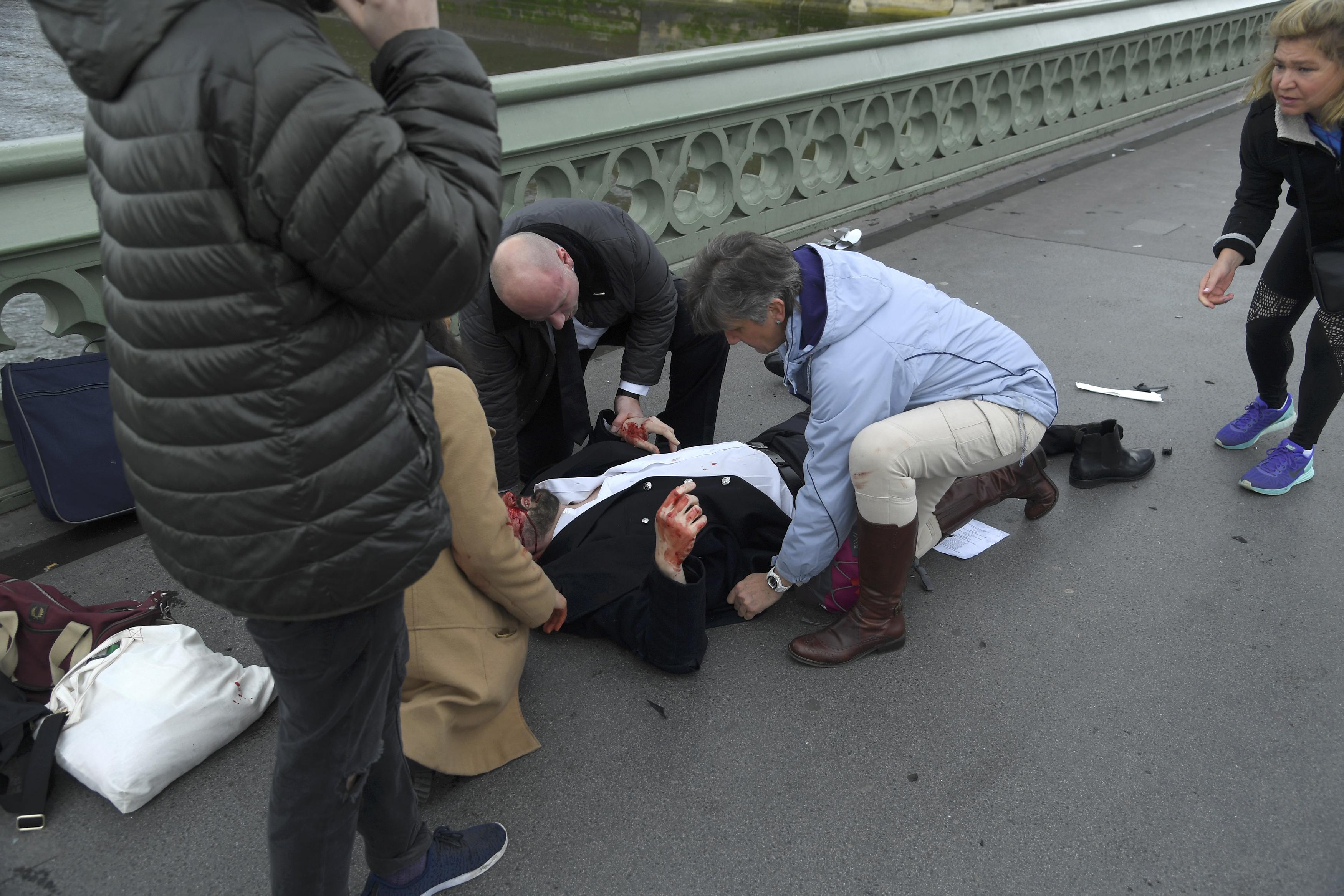 ضحايا حادث البرلمان البريطانى على رصيف جسر ويستمنستر (8)