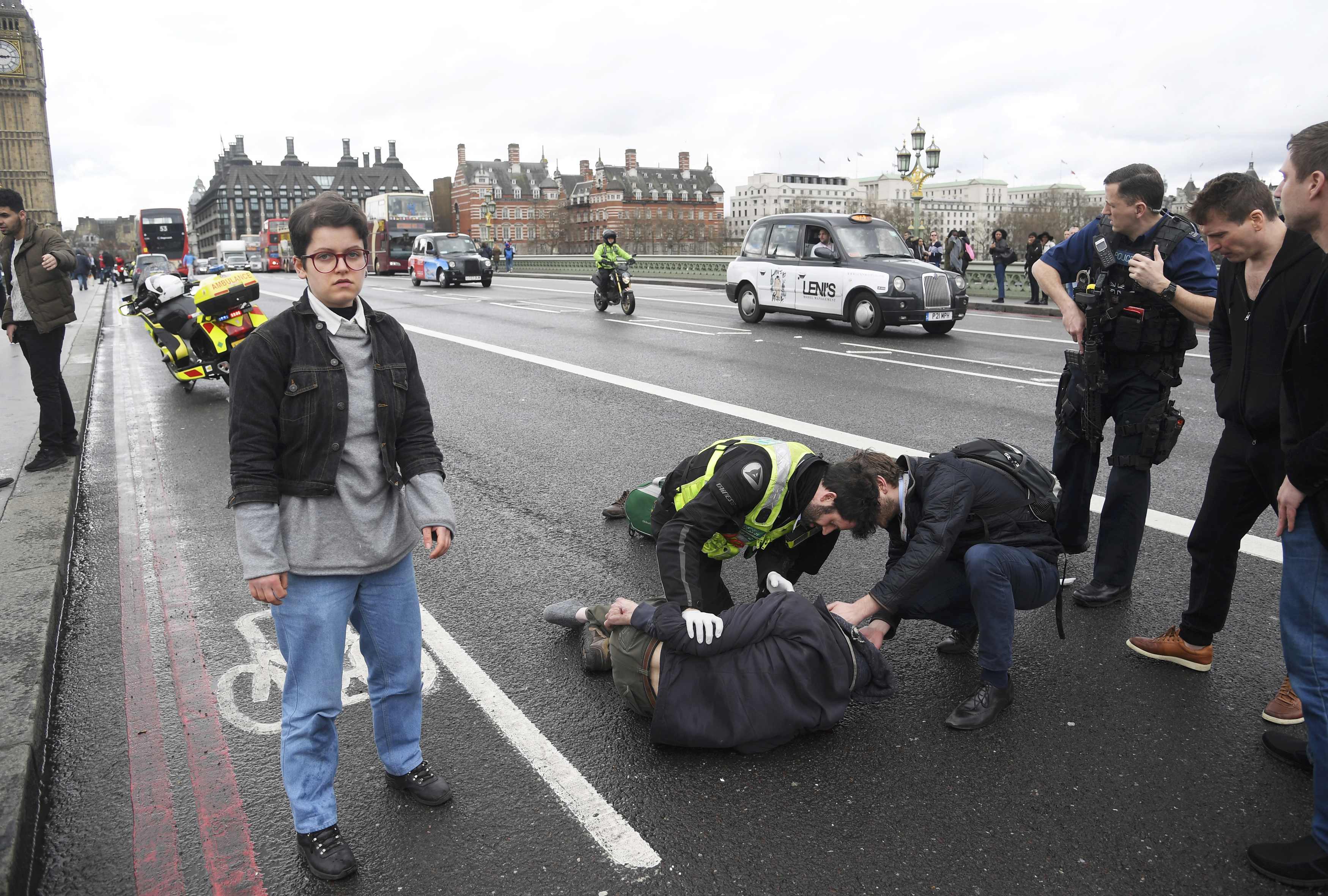 ضحايا حادث البرلمان البريطانى على رصيف جسر ويستمنستر (16)
