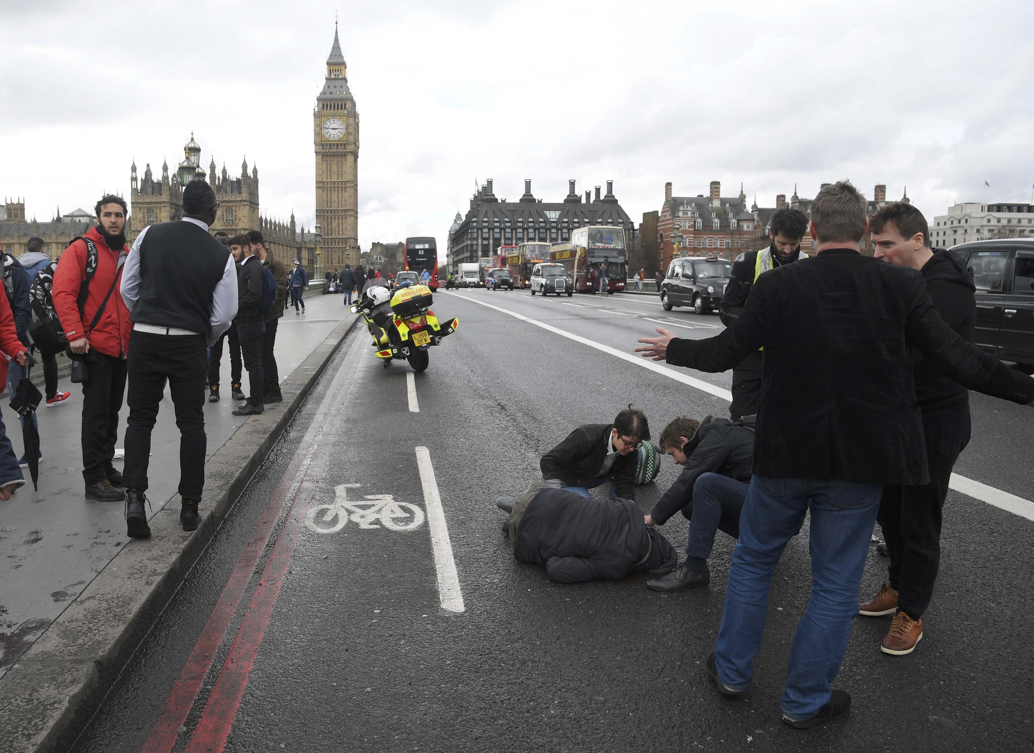 ضحايا حادث البرلمان البريطانى على رصيف جسر ويستمنستر (20)