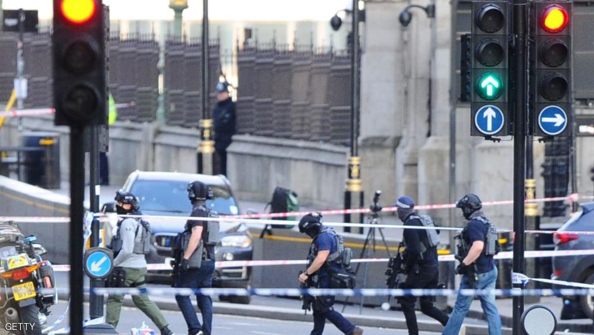 شرطة مكافحة الإرهاب أثناء تواجدها قرب البرلمان