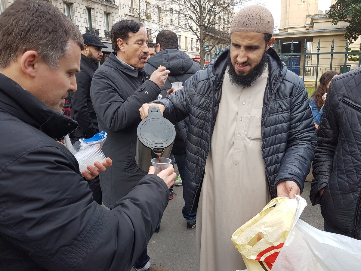 توزيع مشروبات خلال المظاهرة