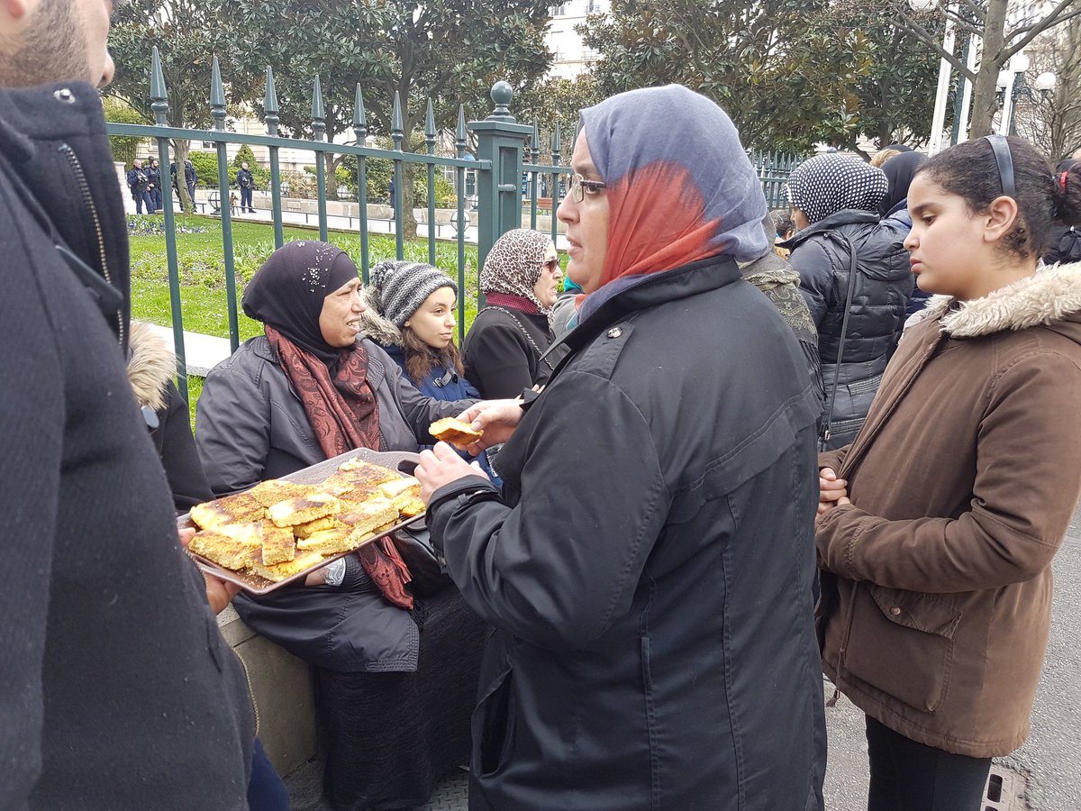 توزيع المأكولات خلال التظاهرة