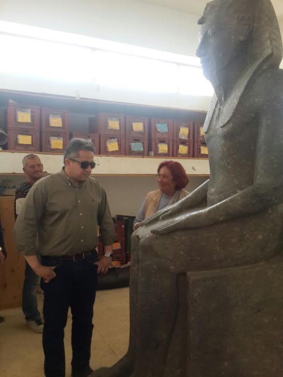 وزير الآثار يتفقد تمثال امنحتب الثالث