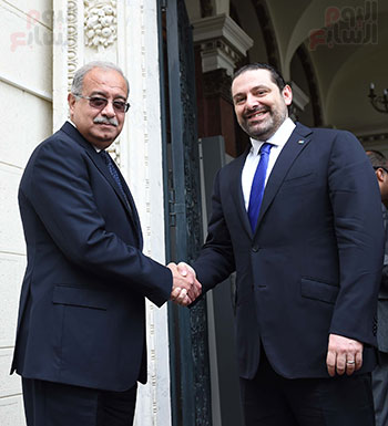 مصافحة بين سعد الحريرى ورئيس الوزراء