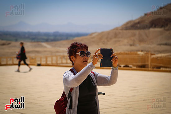 إحدى السياح تصور معالم معبد حتسبشوت