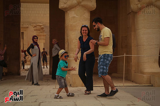 أسرة أجنبية تزور معبد  حتسبشوت