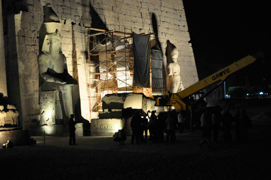 الوزير يتفقد أعمال ترميم تمثال رمسيس الثاني بمعبد الأقصر