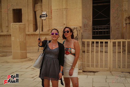 سائحتين يلتقطن صورة سيلفى أمام معبد حتسبشوت